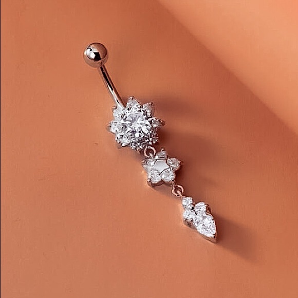 ⚜️[𝟯/$𝟮𝟴]⚜️NEW Rhinestone Flower Stainless Steel Navel Ring - Picture 4 of 9